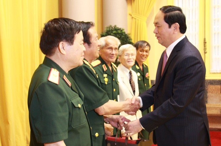 Tran Dai Quang rencontre d’anciens soldats volontaires vietnamiens au Laos - ảnh 1